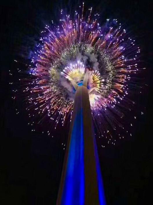 元宵夜 中国西部第一高塔变成一棵玲珑剔透的烟花树