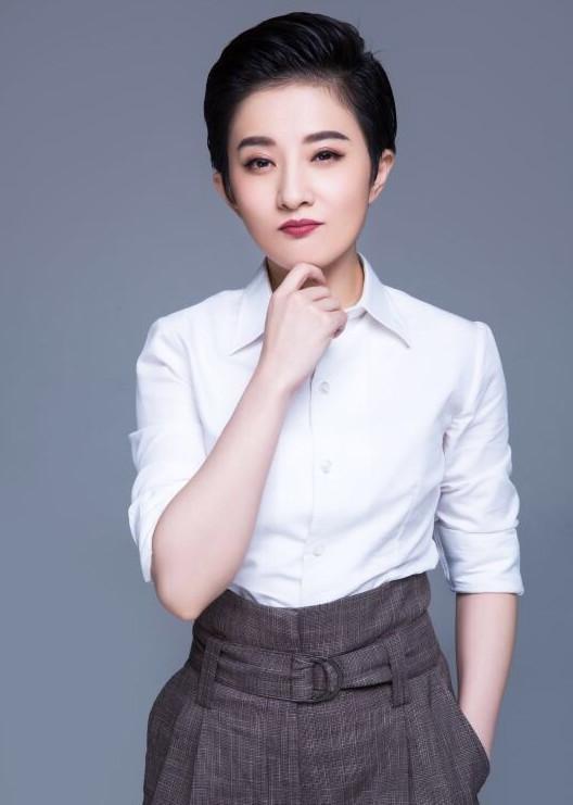 她8岁成为琼瑶女郎,从最红童星沦为路人甲,走中性风放飞自我