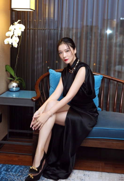 她就是齐溪,齐溪很早就出道了,而且一出道就是当女主,但是没有让她