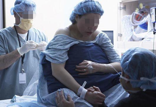 产妇顺产过程中喊停止,说是被什么夹到了,医生听了之后很尴尬