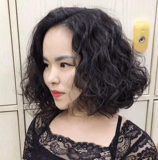 50岁妈妈剪短发烫小卷, 一看像18, 美得我都不敢认了!