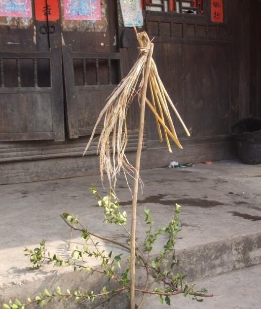 在各式各样的草标中,有两种草标最为特别,分别是打着"同心结"和"两头