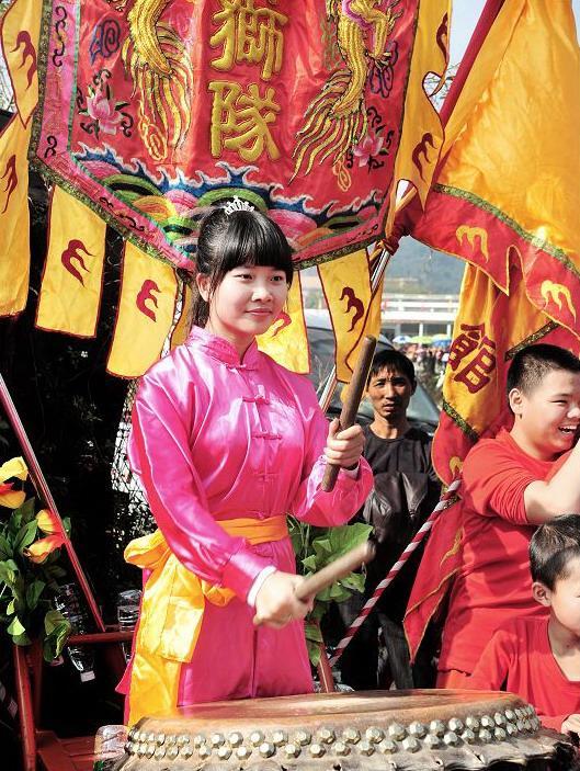 正文 活动过程中还举办舞狮,标旗锣鼓队,潮剧演出,赛花灯等文艺