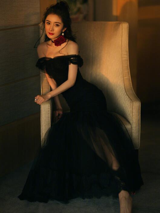 杨幂穿黑色低胸礼服秀傲人上围, 却被网友吐槽发型没新意