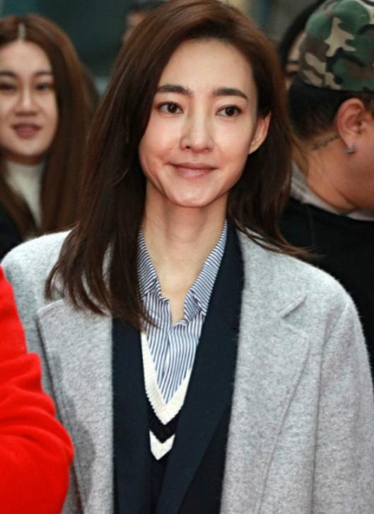 王丽坤素颜参加活动,冷到发抖成表情包,网友:谁娶了她就赚大了|王丽坤