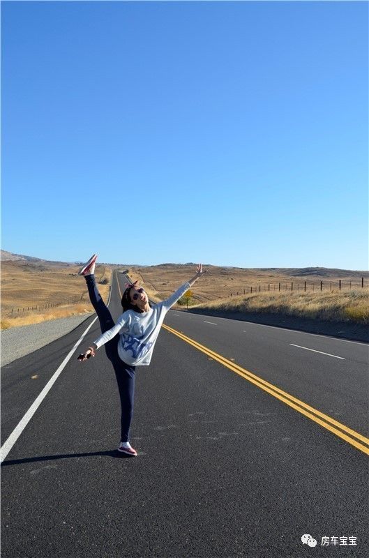 美女开房车旅行 顺便生了两个娃!在房车里生孩子坐月子