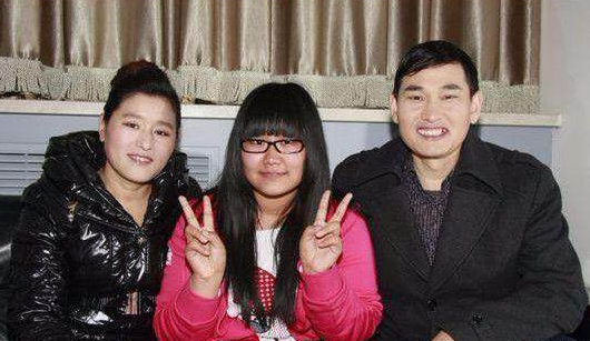 大衣哥女儿近照曝光,才20岁就有人上门提亲,小伙长的好帅气