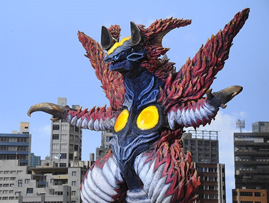 这只怪兽出现在欧布奥特曼中,是杰顿和庞敦的卡牌融合而成.