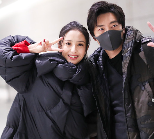 佟丽娅与郭京飞卖萌合影笑容甜美 个性羽绒服御寒围巾俏皮减龄