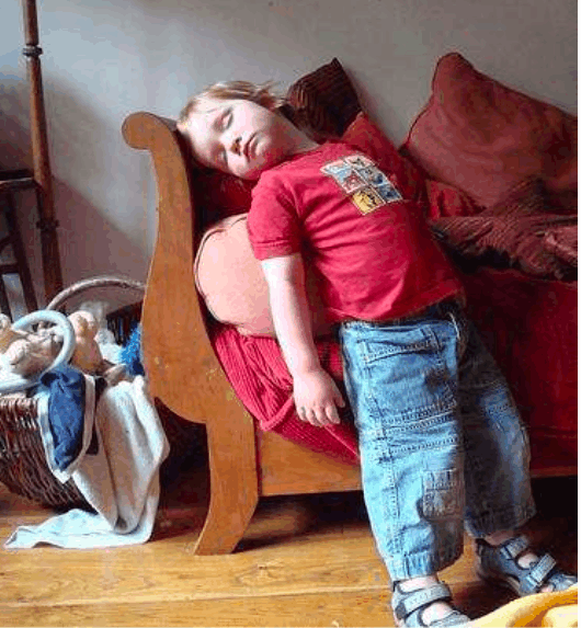 看完上面这些宝宝们奇葩的睡姿,相信很多爸妈都会在心里默默认同,在