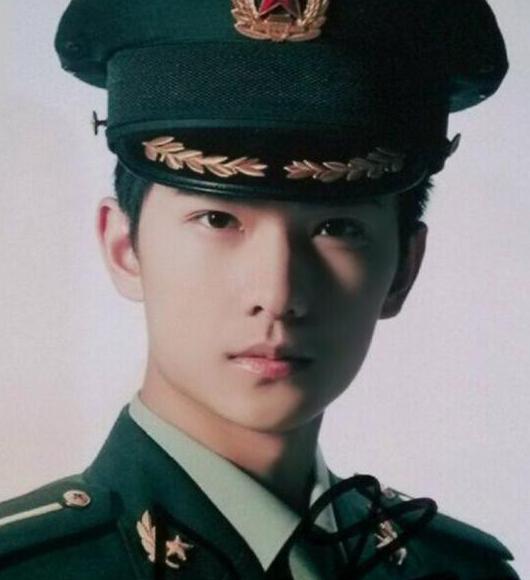 军艺带给杨洋的不止挺拔的身姿,还有挺拔的精气神,挺拔的灵魂!