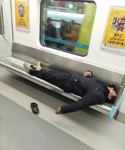 成都地铁上男子平躺座位上 周围乘客无人靠近!