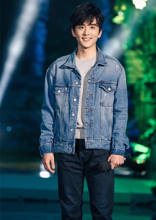 张新成大包小包到机场,过年放假结束了?