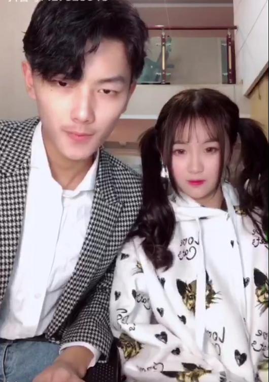 杨清柠与付守东花式虐狗,穿情侣照甜蜜合影,王乐乐发文感慨!