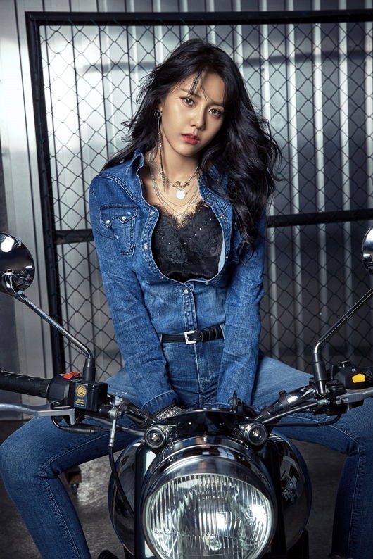 韩国女团aoa成员申惠晶代言休闲品牌拍宣传照