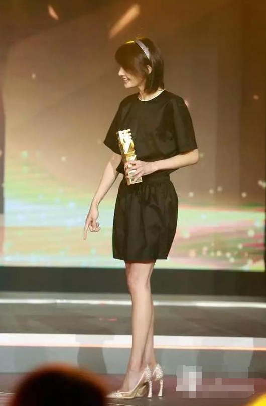 郑爽素颜现机场,脸部疑似再动刀,网友:别捂着了,都看到了!