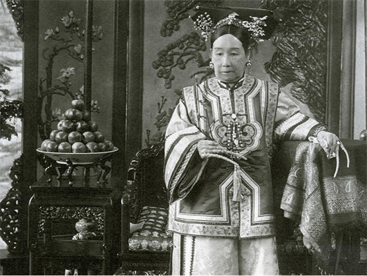 下,慈禧太后渐渐变成了一个拍照达人,而且有自己的御用摄影师裕勋龄