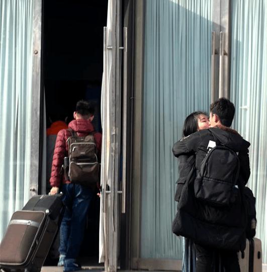 临近过年,也是情侣们的分别时,难分难舍的一幕在车站上演着