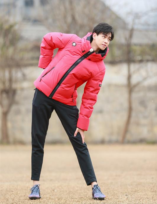 胡一天一件蓝色西装搭配黑色裤子去活动,这风格帅吗?