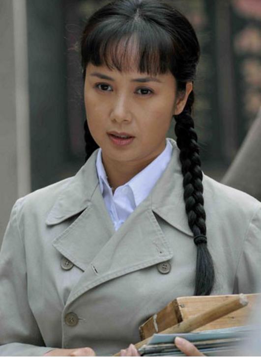 蒋雯丽年轻时曾这般惊艳扎着麻花辫清纯动人现48岁仍美得脱俗