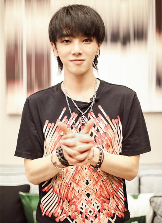 华晨宇没有戴帽子到机场, 摘下墨镜的那一刻真帅!