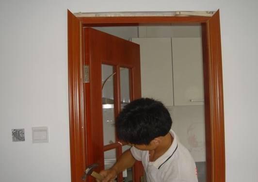 家里木门万万要这样装,工人如果没装对,赶紧让他拆了返工