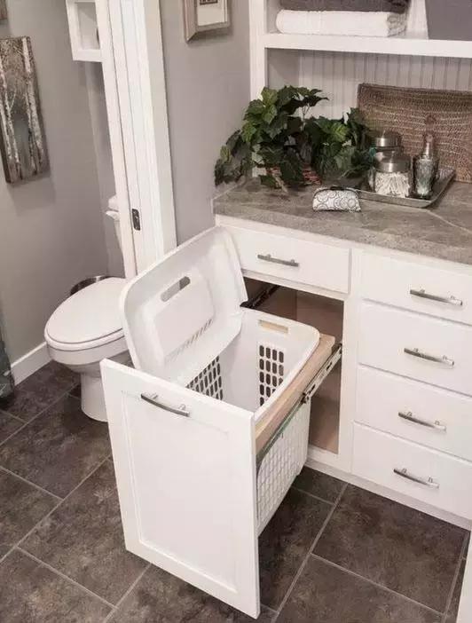 隐藏的垃圾桶可以使得垃圾桶不摆放在外面,不会影响厨房的美观性.