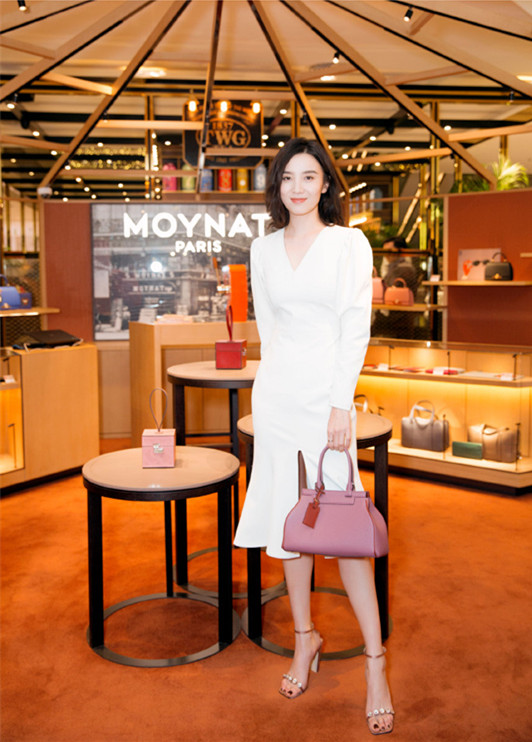 宋佳一袭白裙连换多个包包,每一款都是"原配",时尚驾驭感爆棚