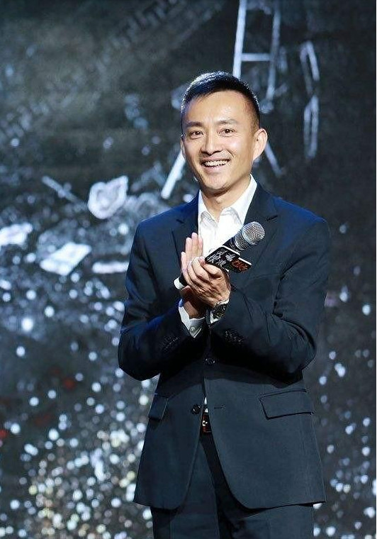 他是《同一首歌》当红主持,巅峰时退出央视,据传因性取向遭封杀|亚宁