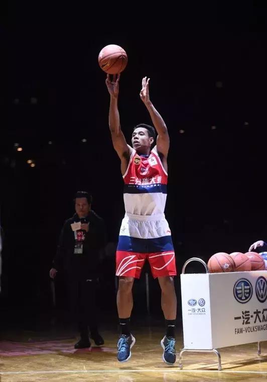 北京大学祝铭震参加全明星三分球远投大赛清华大学王岚嵚参加全明星