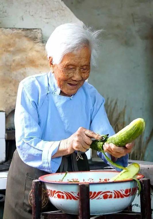 卢桂芳101岁, 耐不住寂寞的"顽童"奶奶