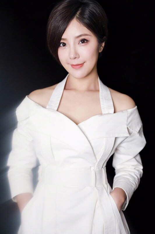 赵奕欢一袭白色长裙出席活动短发俏皮不失可爱