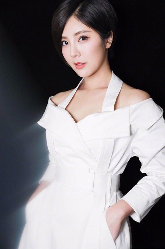 赵奕欢一袭白色长裙出席活动短发俏皮不失可爱