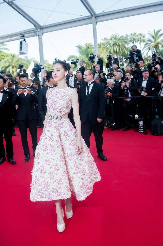 杨紫为增高不会走路了!angelababy教她穿恨