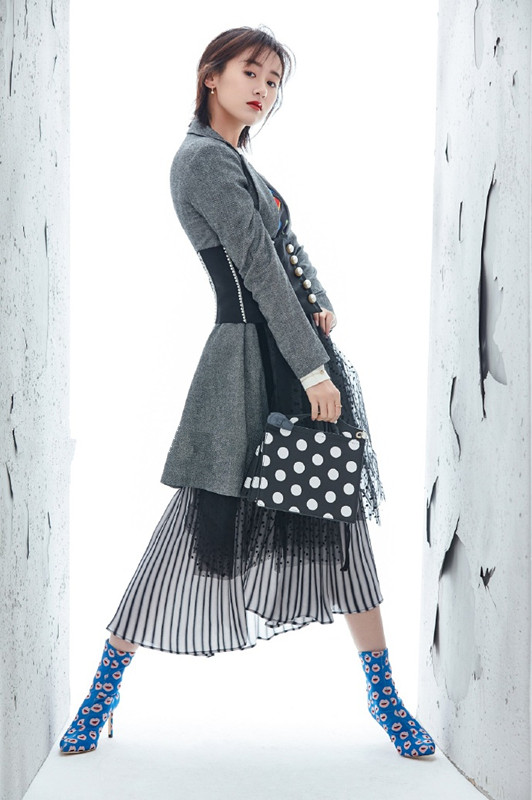 袁冰妍大玩层叠穿搭却没有丝毫时尚感,渔网袜俗气抢镜,大写尴尬