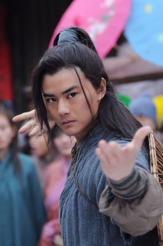 著名演员,功夫小生孟飞在电影《绣春刀》拍摄现场给河北老乡拜年