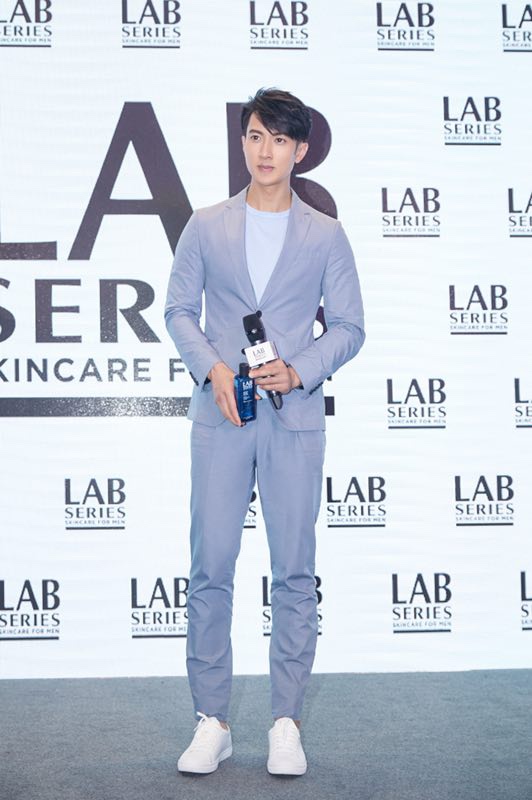 近日,吴尊以一身浅蓝色西服清爽亮相上海,为最新代言的雅诗兰黛国际