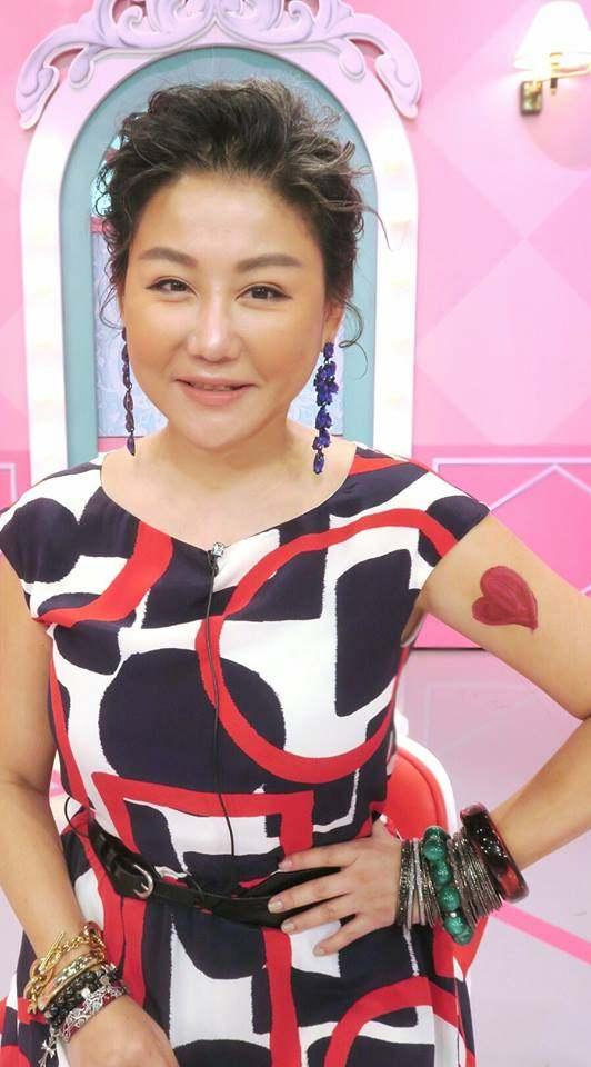 她出道30年身家15亿还帮父还3千万,疼爱员工发千万年终奖