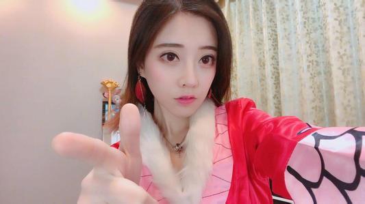 斗鱼现在最火的三位女主播当属冯提莫,陈一发和阿冷了.