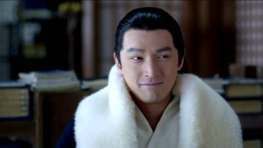 每次看到梅长苏总会让人感觉到他身体不好,要靠披风防寒.