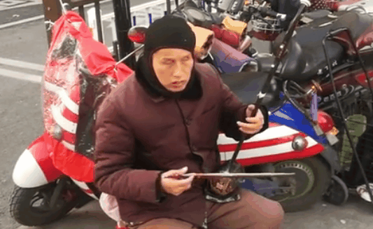 杭州街头现乞讨"假拉帝" 动作和声音对不上[允悲]|杭州|声音|二胡