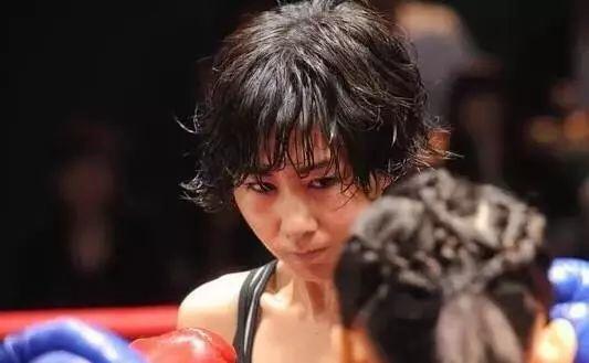 她出道后绯闻不断,有一段堪称传奇的上位史