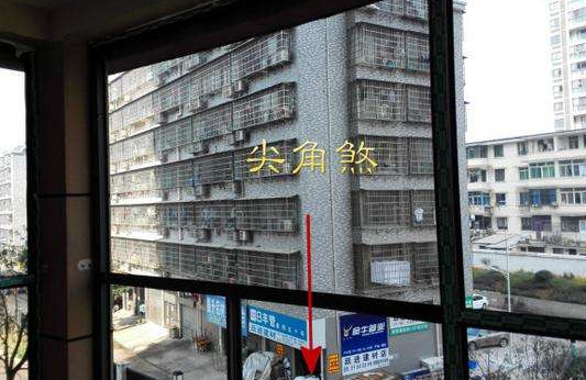 窗户外面是对着什么的,如果都是对着其他房子的那没事,要是对着墙角的