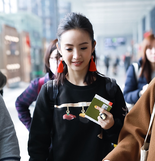 林依晨的新造型你见过没?印花裙配上半丸子头,美成18岁少女样!