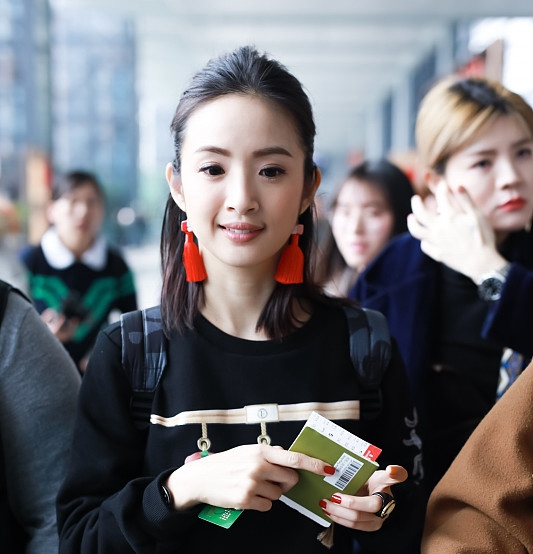 林依晨的新造型你见过没?印花裙配上半丸子头,美成18岁少女样!