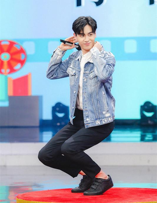 胡一天这打扮看着好青涩,这裤子穿得很调皮啊!