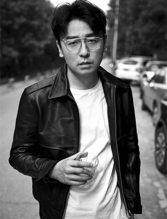 雷佳音晒照,即使戴上眼镜也一点都不斯文!