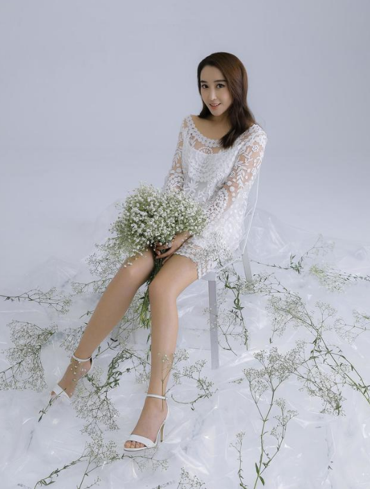 据一床情书了解,杜若溪,原名叫杜晓婷,是内地85后的演技花旦,因主演