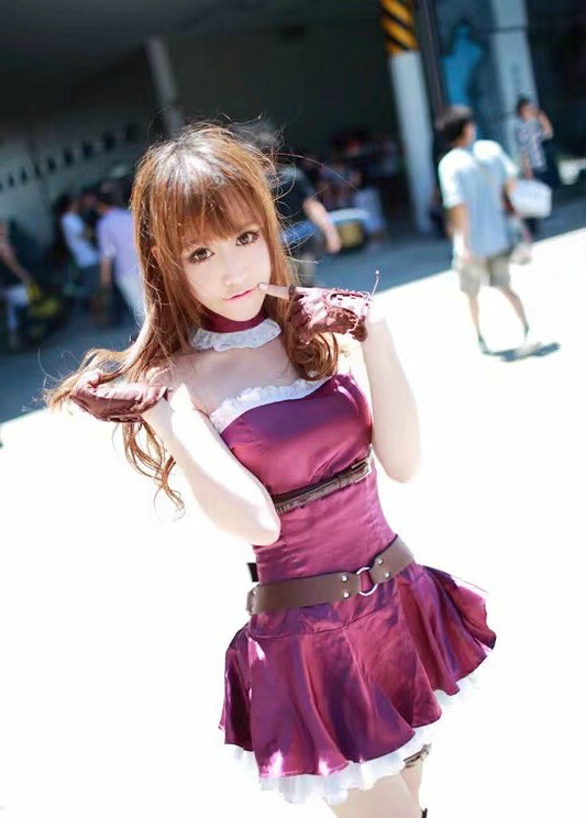 卢本伟五年前看到一组cos女警照片死缠烂打终于追到赵梦玥