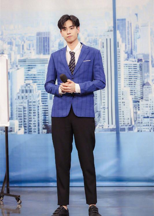 胡一天一件蓝色西装搭配黑色裤子去活动,这风格帅吗?